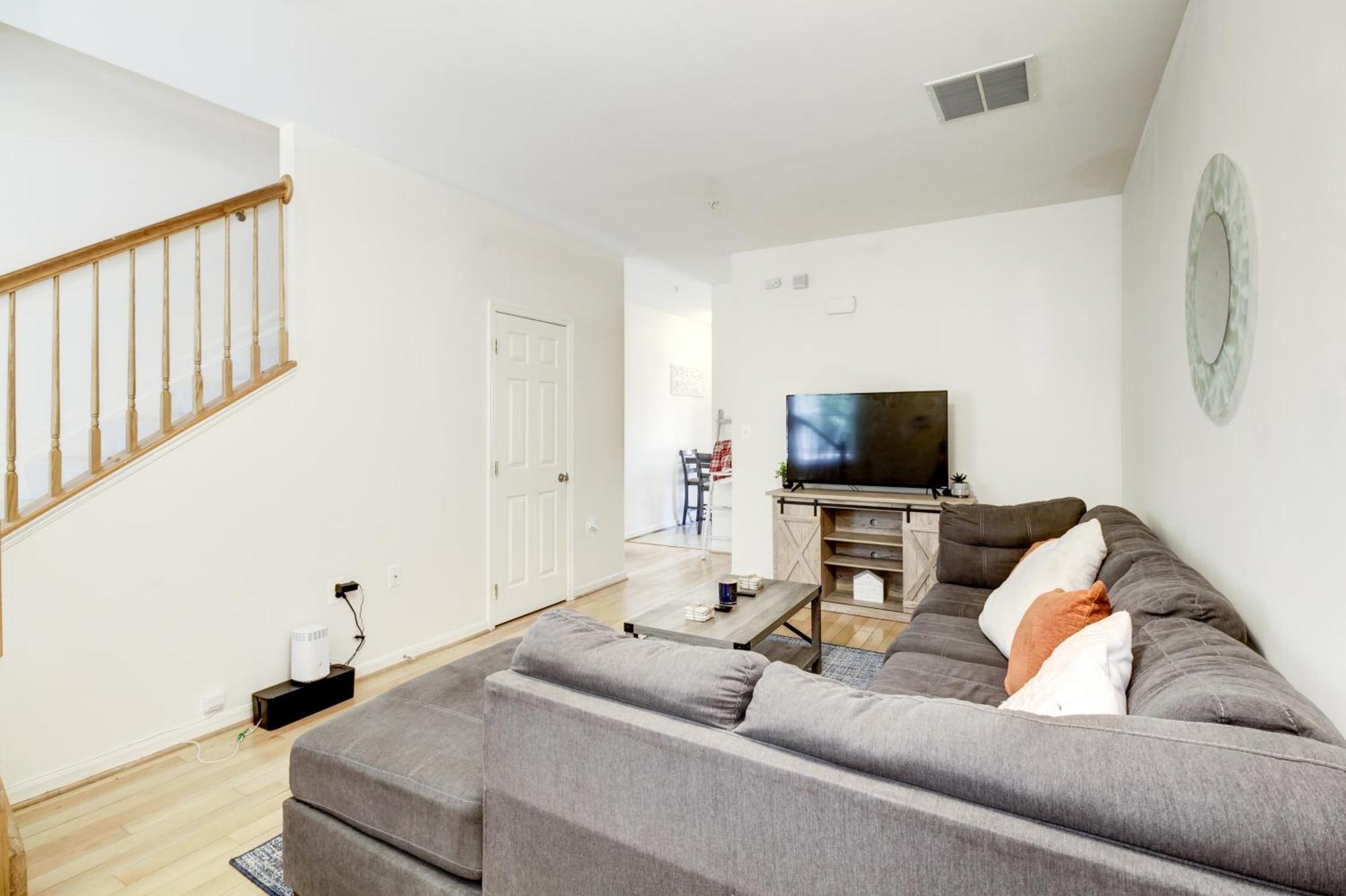 Spacious Washington, D.c. Rowhome W/ Free Parking!