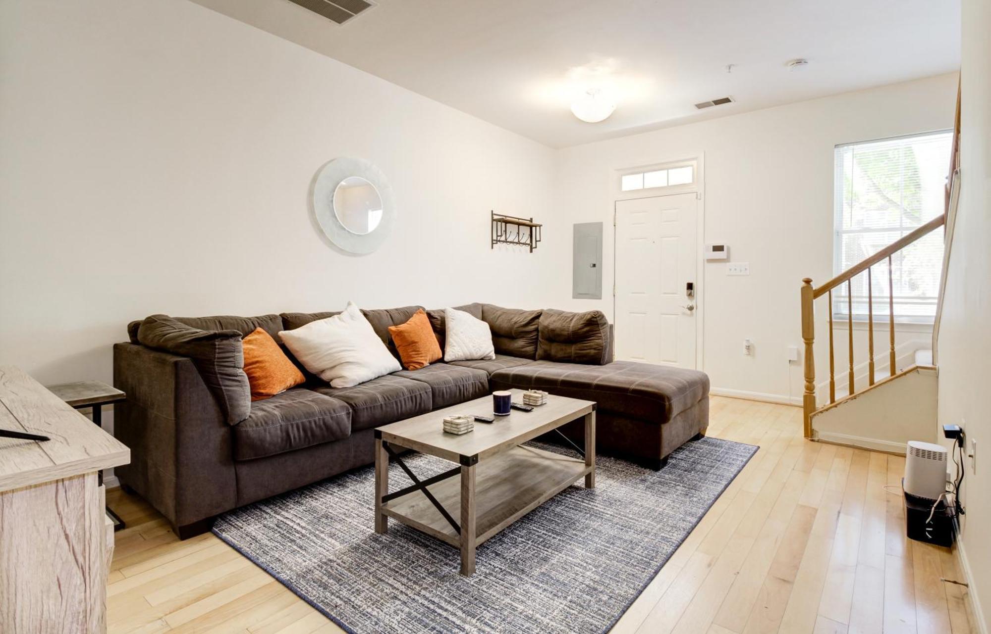 Spacious Washington, D.c. Rowhome W/ Free Parking! Apartment Washington