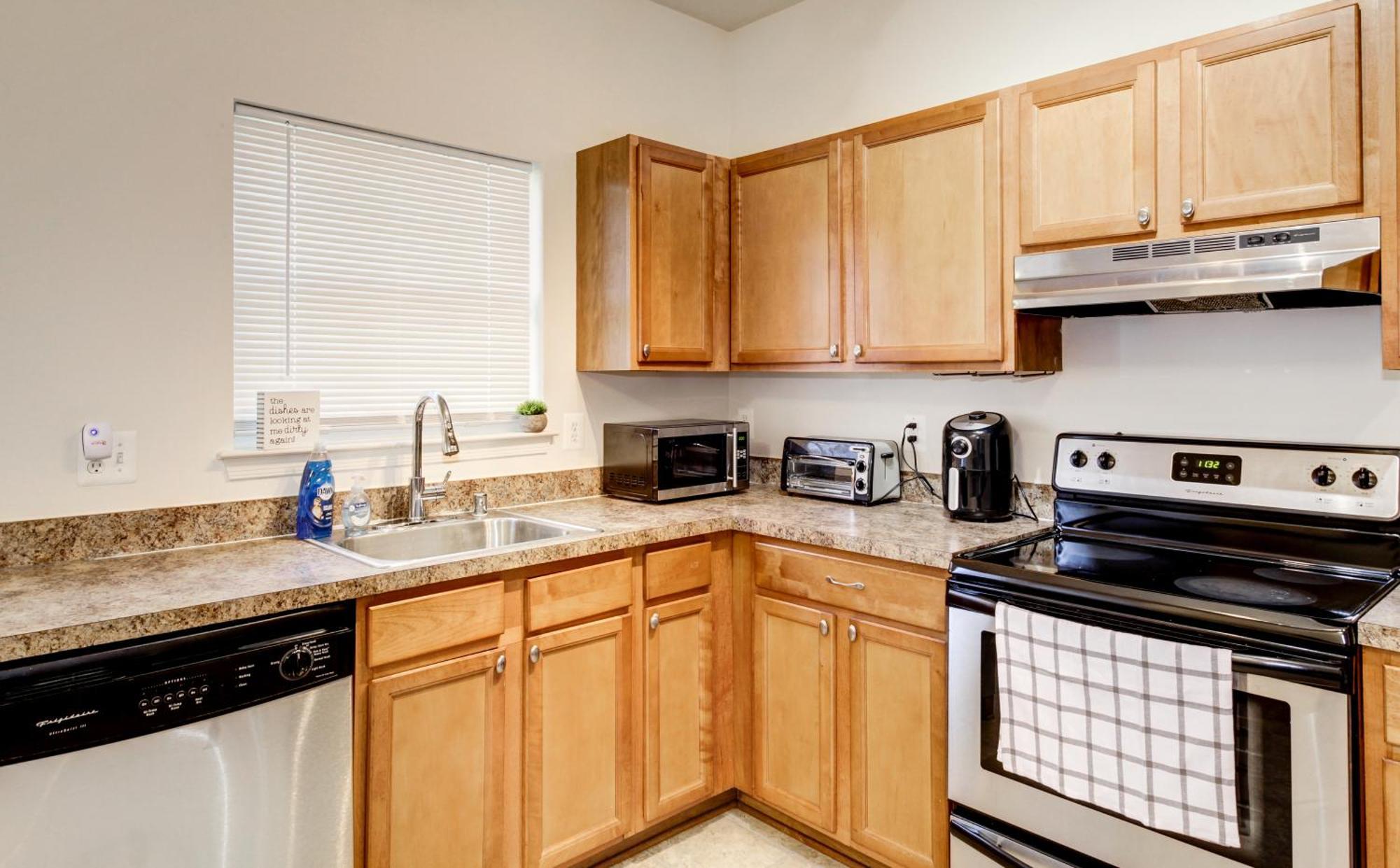 Spacious Washington, D.c. Rowhome W/ Free Parking! Apartment *