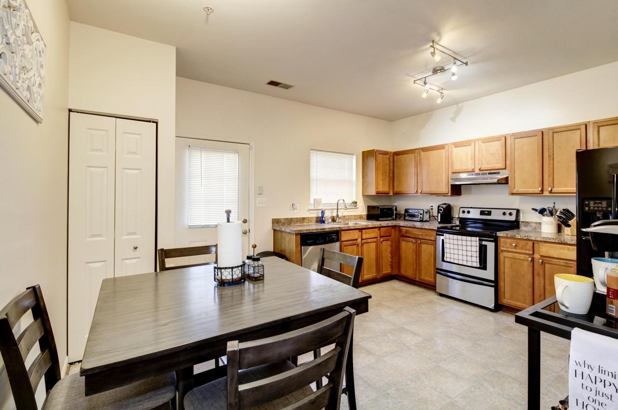 Spacious Washington, D.c. Rowhome W/ Free Parking! Apartment *