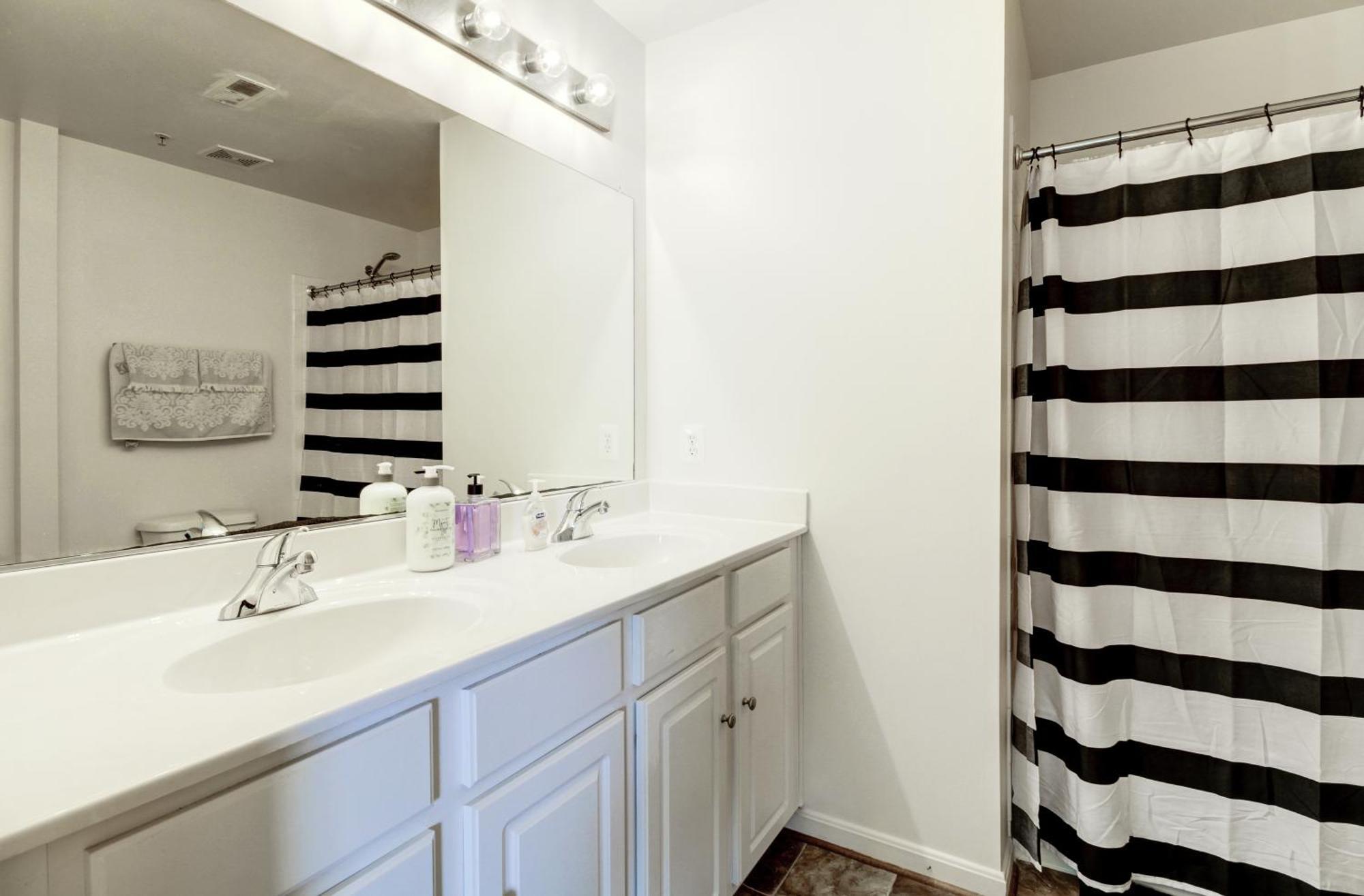 Apartment Spacious Washington, D.c. Rowhome W/ Free Parking!