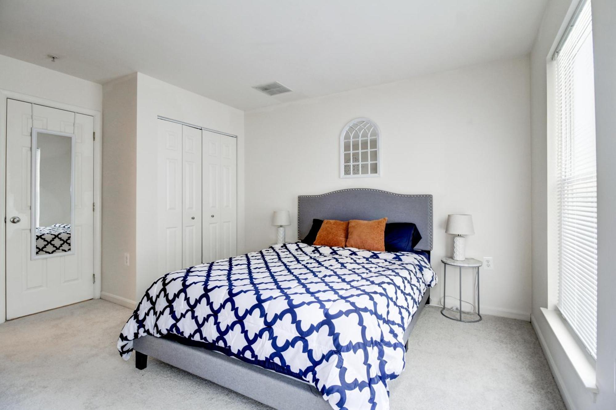 Spacious Washington, D.c. Rowhome W/ Free Parking! Apartment